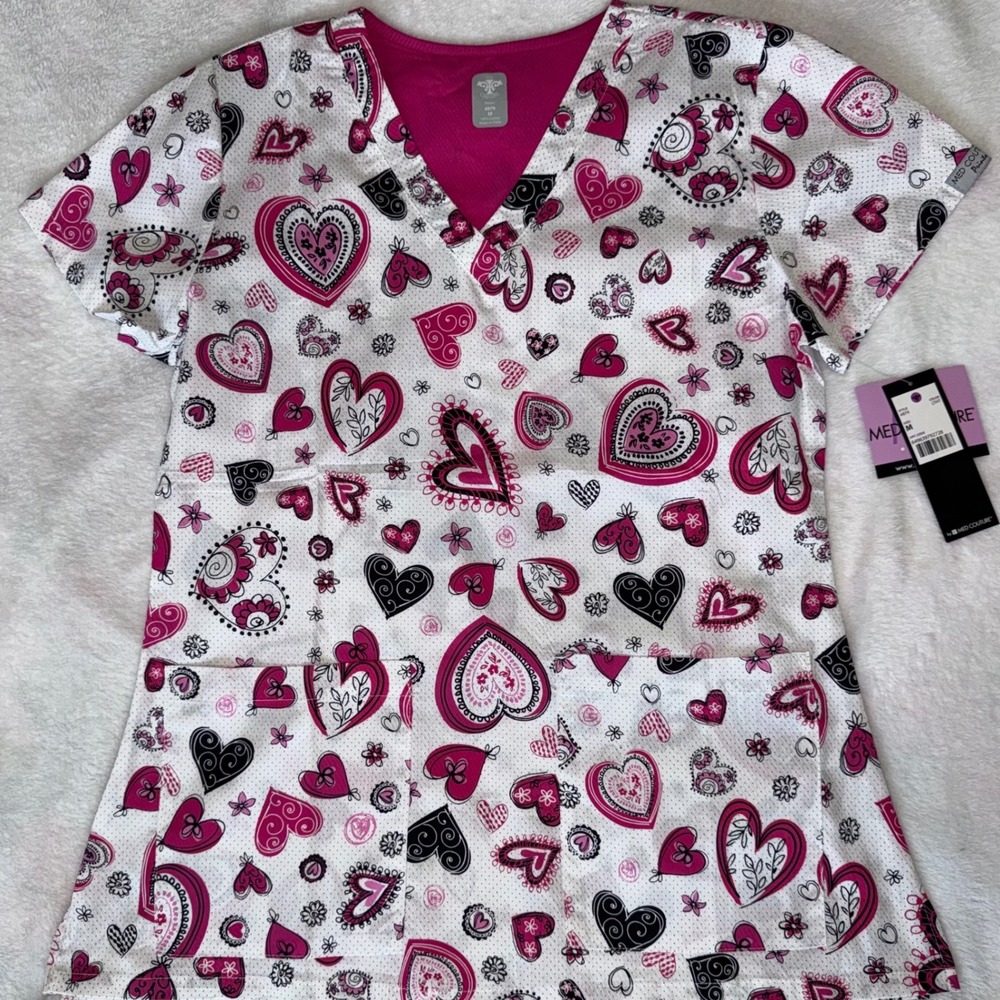 Med Couture Women Pink Heart Paisley V-Neck Scrub Top 4979 White M NEW